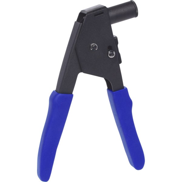 Eine Person befestigt mit einer Nietzange eine Radlaufabdeckung an einem Auto.