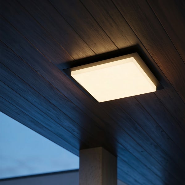 Quadratische Deckenleuchte für den Außenbereich an einer dunklen Holzdecke montiert, strahlt warmweißes Licht aus.