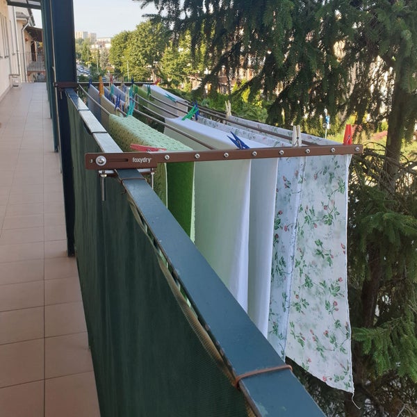 Wäscheständer auf einem Balkon mit aufgehängter Wäsche