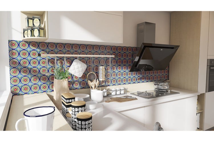 Küchenszene mit Wandfliesen im Vintage-Stil, Dunstabzugshaube und Küchenutensilien.