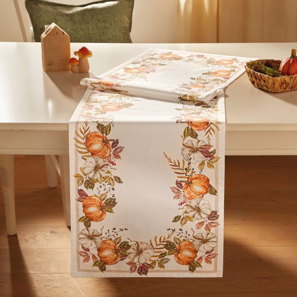 Tischläufer mit Kürbis-Motiv auf einem weißen Tisch