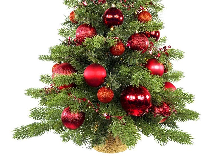 Künstlicher Weihnachtsbaum mit rotem Christbaumschmuck und Lichterkette im Jutesack.