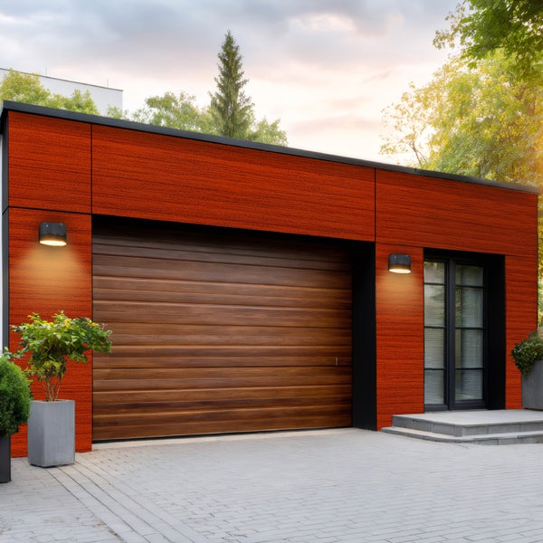 Moderne Garage mit Holztor, Fassadenverkleidung und Außenbeleuchtung.