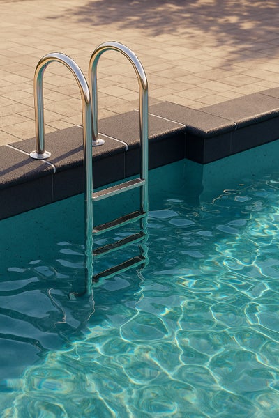 Schwimmbadleiter aus Metall führt ins Wasserbecken