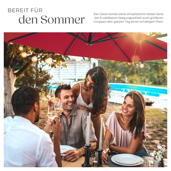 Gruppe von Personen sitzt unter einem Ampelschirm und genießt den Sommer