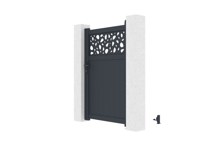 Anthrazitfarbene Gartentür aus Aluminium mit dekorativem Lochmuster oben und vertikalen Lamellen unten, montiert zwischen zwei Pfosten.