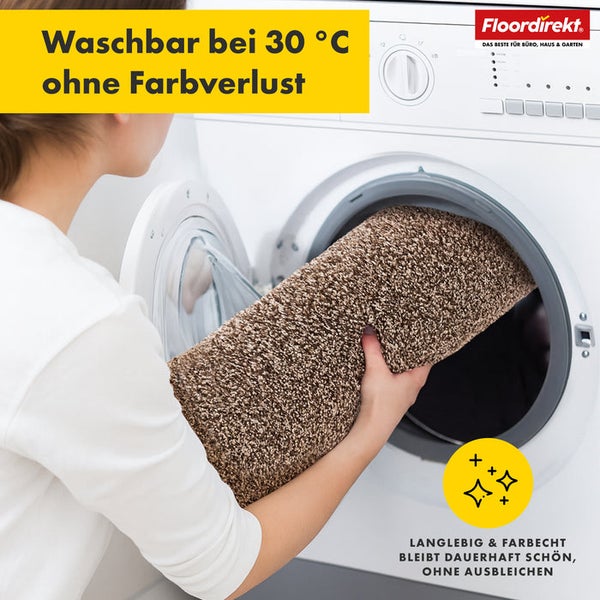 Eine Person legt eine waschbare Fußmatte in eine Waschmaschine. Die Fußmatte ist bei 30 Grad waschbar ohne Farbverlust. Floordirekt Logo. Langlebig und farbecht.