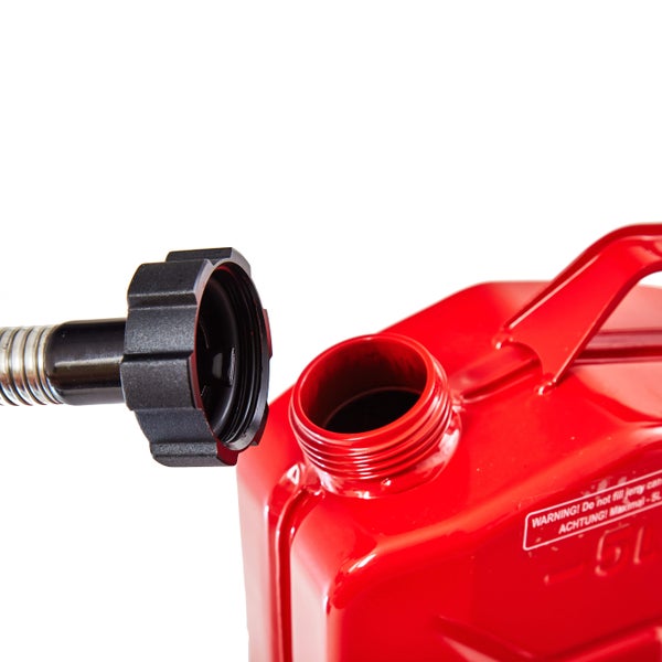Geöffnete rote Benzinkanister mit schwarzem Deckel in der Hand