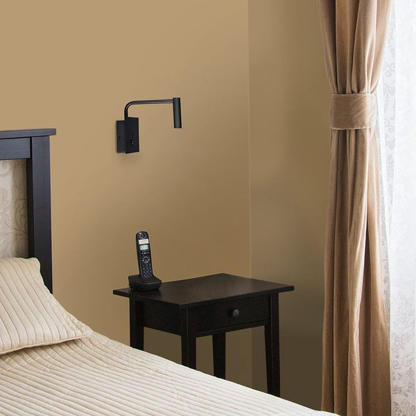 Schlafzimmer mit Bett, Nachttisch, Telefon und Wandleuchte