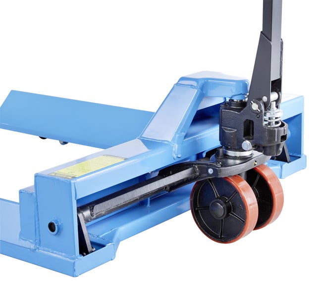 Detailansicht eines blauen Gabelhubwagens