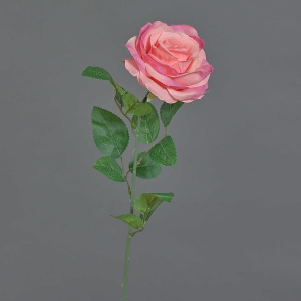Künstliche Rose mit einer rosa Blüte und grünen Blättern an einem langen Stiel.