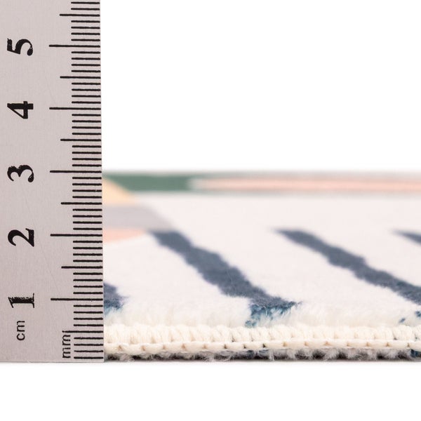 Teppich mit geometrischem Muster, Florhöhe gemessen mit einem Lineal, circa 1 Zentimeter.