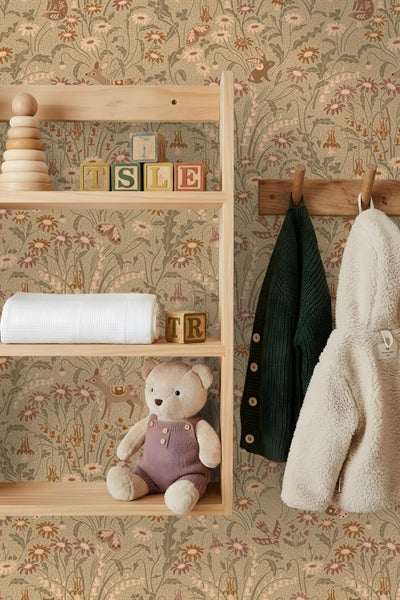 Kinderzimmer mit floraler Tapete mit Tiermotiven, einem Holzregal mit Spielzeug und einer Wandgarderobe mit Kinderjacken.