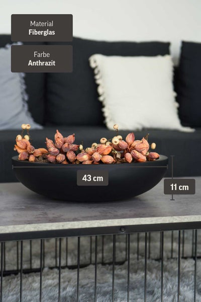 Anthrazitfarbene Dekoschale aus Fiberglas, Durchmesser 43 Zentimeter, Höhe 11 Zentimeter, gefüllt mit Trockendekoration auf einem Tisch.