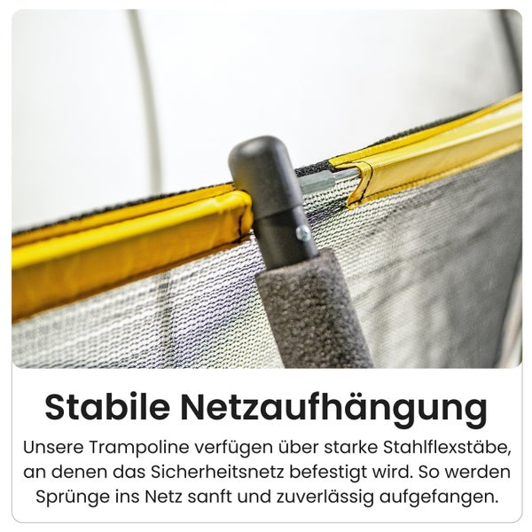 Detailaufnahme der Netzaufhängung eines Trampolins mit Stahlflexstäben