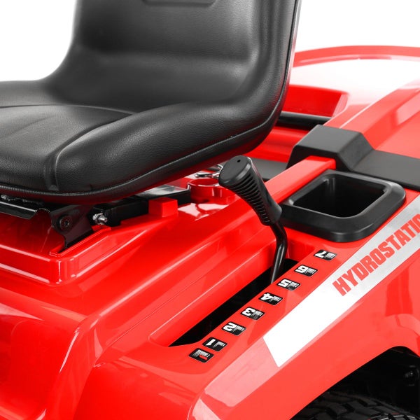 Detailansicht eines Rasentraktors mit Sitz und Geschwindigkeitsregler