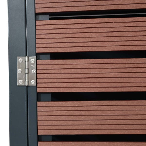 Detailansicht eines Gartentors mit Beschlägen und Holzlatten