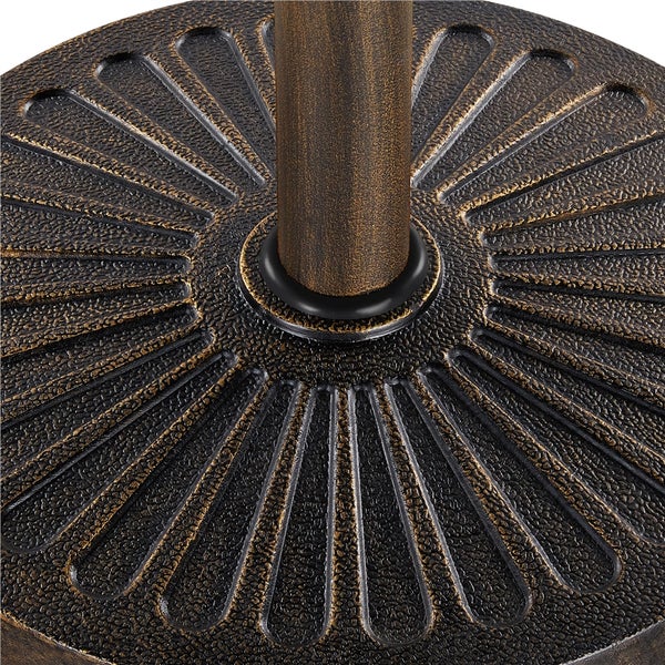 Detailansicht eines Sonnenschirmständers aus Metall mit dekorativem Strahlenmuster und Standrohr.