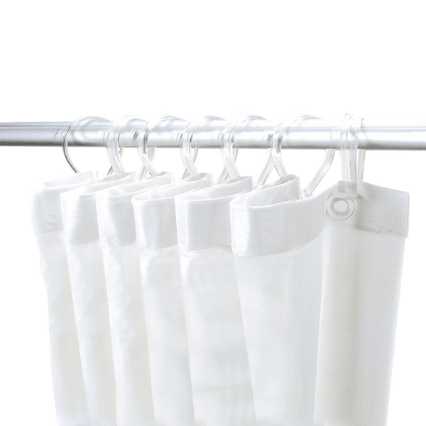 Transparente Duschvorhangringe aus Kunststoff an einer Metallstange mit weißem Duschvorhang.