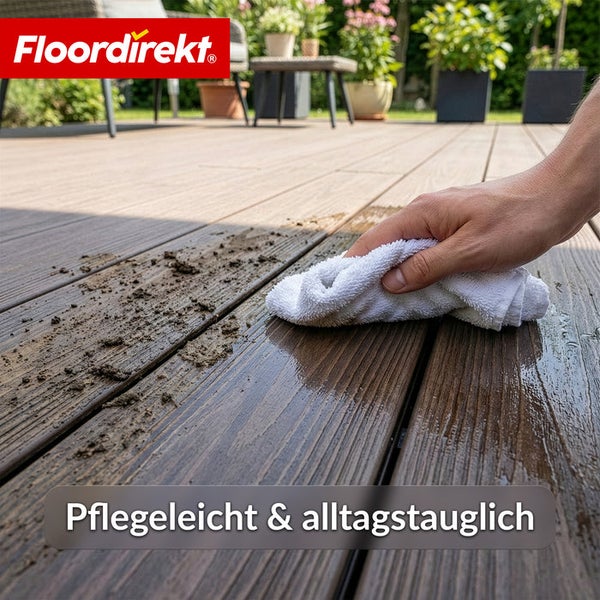 Reinigung einer dunklen Terrassendiele mit einem Tuch im Außenbereich.