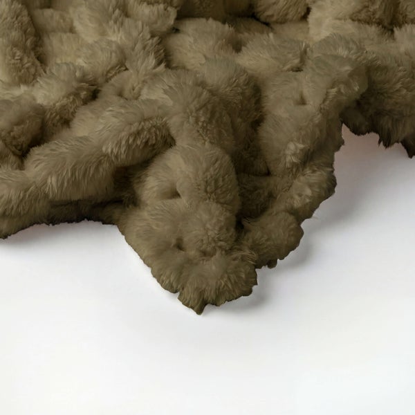 Strukturierte Kunstfelldecke aus weichem Webpelz mit flauschiger Oberfläche.
