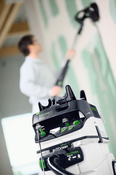 Festool Absaugmobil mit Schleifer im Einsatz.
