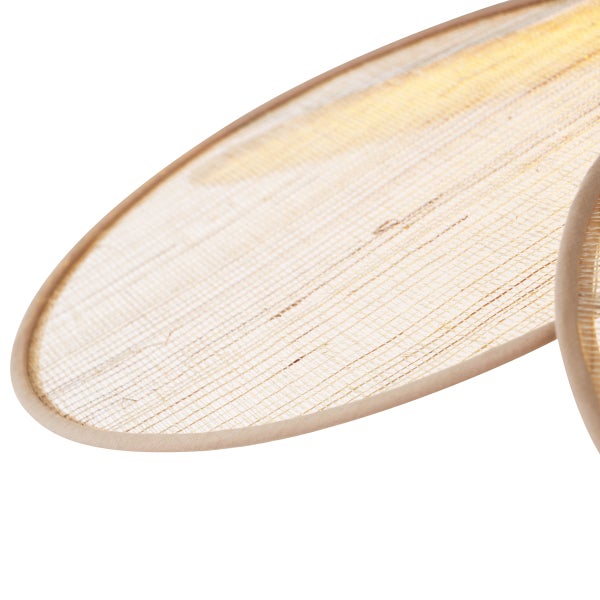 Detailansicht eines runden Lampenschirms aus feinem Naturgeflecht mit Stoffrand.