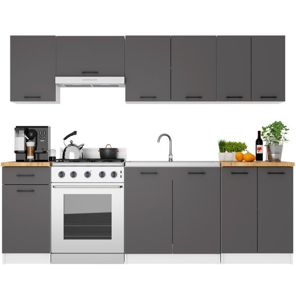 Komplette Küchenzeile mit Hängeschränken, Herd, Spüle und Dekorationen.