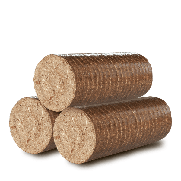 Drei zylindrische Holzbriketts aus gepressten Holzspänen, gestapelt in einer Pyramidenform.