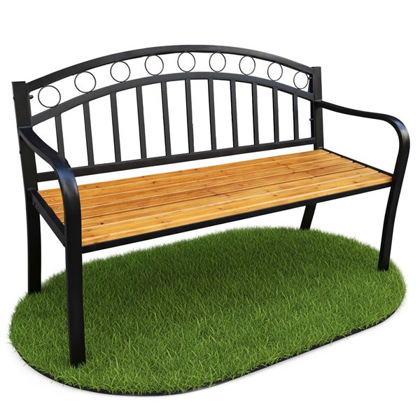 Gartenbank aus Metall mit Sitzfläche aus Holzlatten, gebogene Rückenlehne mit Ringdekor und Armlehnen.