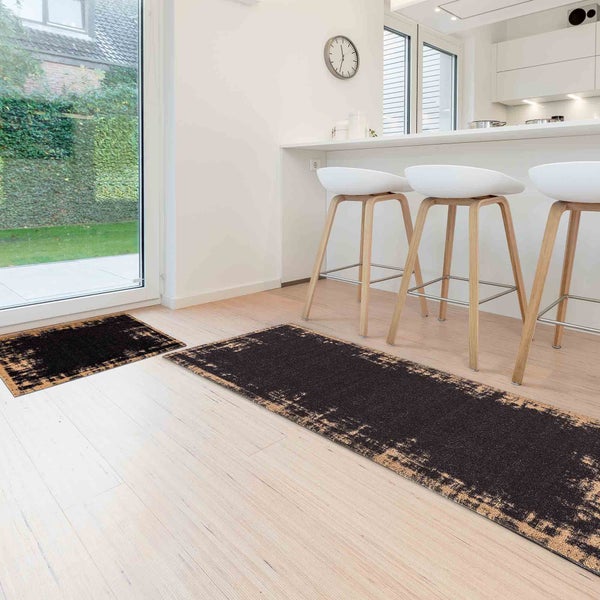 Innenraumszene mit zwei Teppichen und Barhockern in einer Küche.