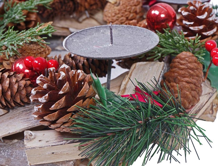 Adventskranz mit Kerzenhalter, Tannenzweigen, Tannenzapfen und Dekokugeln
