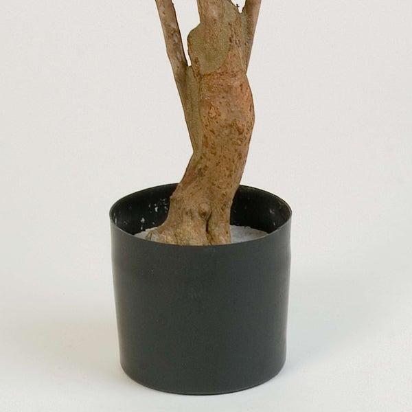 Künstlicher Olivenbaum mit grünen Blättern und dunklen Oliven in einem schwarzen Kunststofftopf.