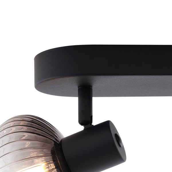 Detailaufnahme einer Deckenleuchte mit Lampenschirm