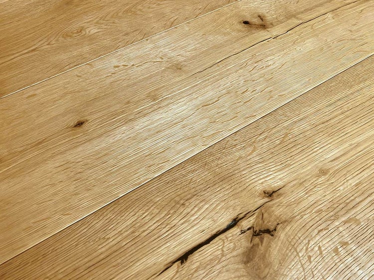 Parkett Landhausdiele Eiche mit markanter Holzmaserung und sichtbaren Astlöchern.