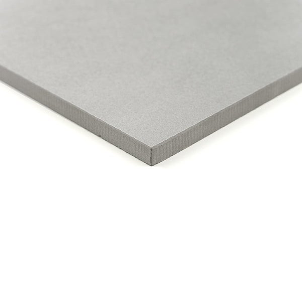 Eine einzelne, matte Fliese mit glatter Oberfläche aus Feinsteinzeug für Boden oder Wand.