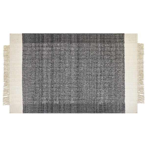 Gewebter Teppich mit Fransen, dunkelgrauer strukturierter Mitte und hellen Rändern.