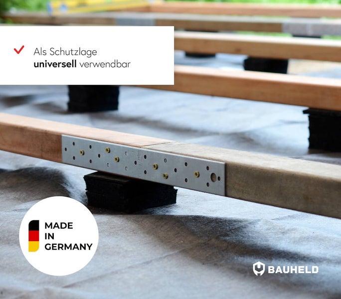 Holzterrasse im Bau mit Unterkonstruktion, Bautenschutzmatte, Verbinder und Made in Germany Siegel.