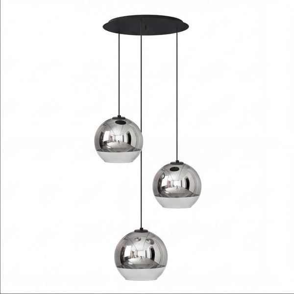 Dreiflammige Pendelleuchte mit runder schwarzer Deckenhalterung und drei kugelförmigen Glasschirmen in Silber auf unterschiedlichen Höhen.