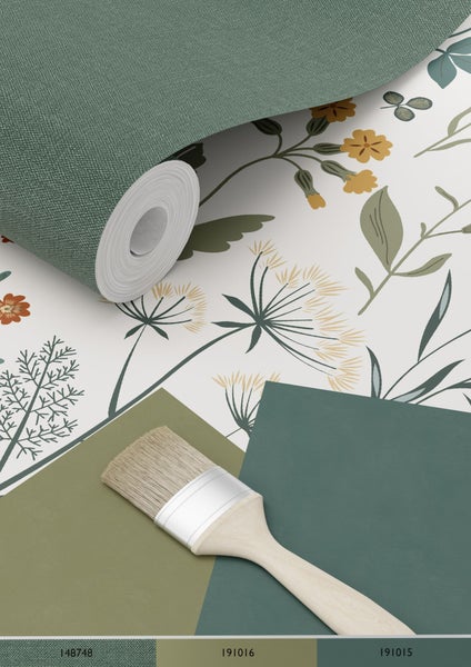 Tapetenrolle mit Blumenmuster, Farbfelder und Pinsel