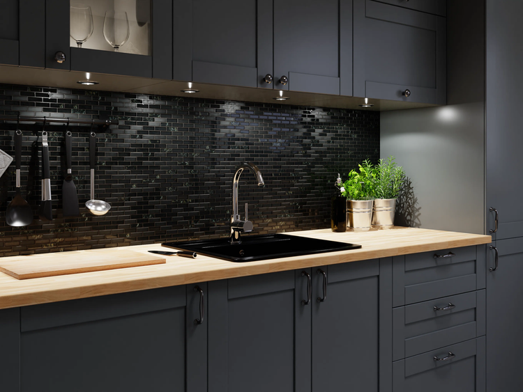 Moderne Küche mit dunklen Schränken, heller Holz-Arbeitsplatte, schwarzem Mosaik-Fliesenspiegel und schwarzer Spüle mit Chrom-Armatur.