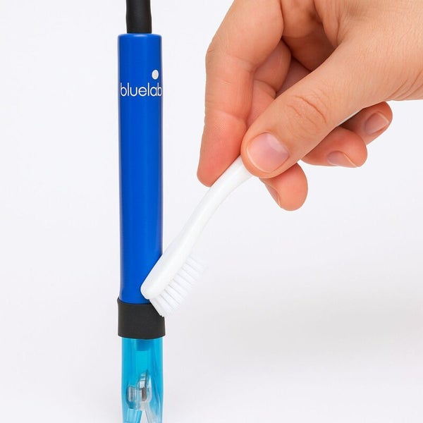Bluelab Messgerät wird mit einer Bürste gereinigt