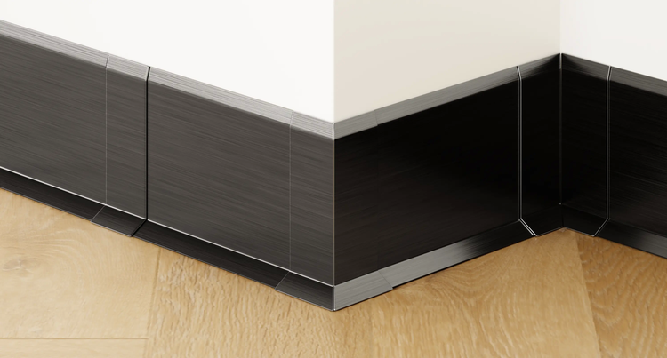 Sockelleisten aus Metall im Raumwinkel