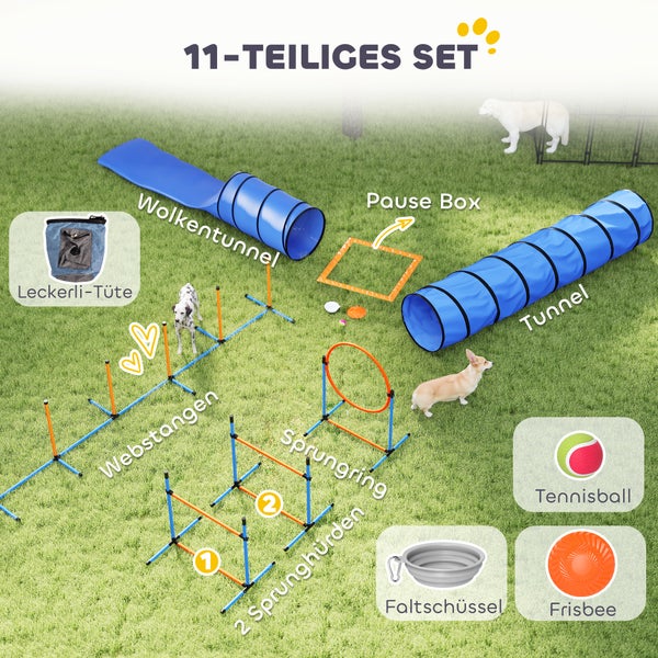 Helles 11-teiliges Hunde-Agility-Set auf Rasen mit Hunden, bestehend aus Tunneln, Hürden, Slalomstangen, Sprungring, Leckerli-Beutel und Zubehör.