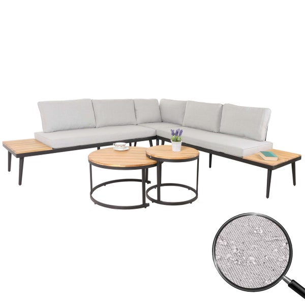 Eck-Lounge-Set mit integrierten Seitenablagen aus Holz, zwei runden Couchtischen und Detailansicht des wasserabweisenden Stoffes.