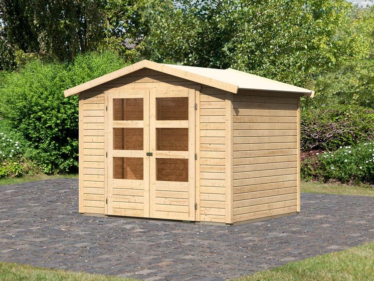 Gartenhaus aus Holz mit Satteldach und Doppeltür mit Glaseinsätzen auf gepflasterter Fläche im grünen Garten.