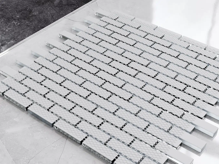 Edelstahlmosaik im Ziegelmuster mit strukturierter Oberfläche für die Wandgestaltung.
