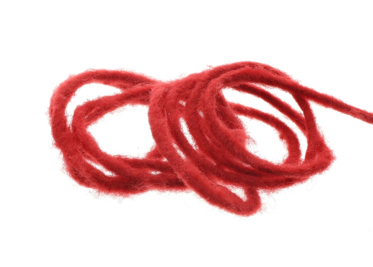 Rotes Wollgarn aufgerollt
