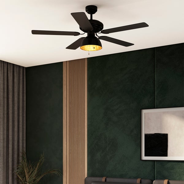 Deckenventilator mit Beleuchtung und fünf Flügeln in moderner Wohnraumumgebung mit dunkler Wandverkleidung und Holzlamellen.