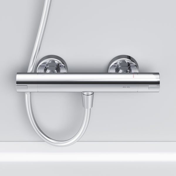 Verchromter Duschthermostat mit Wandhalterung und Brauseschlauchanschluss. AM.PM Logo.